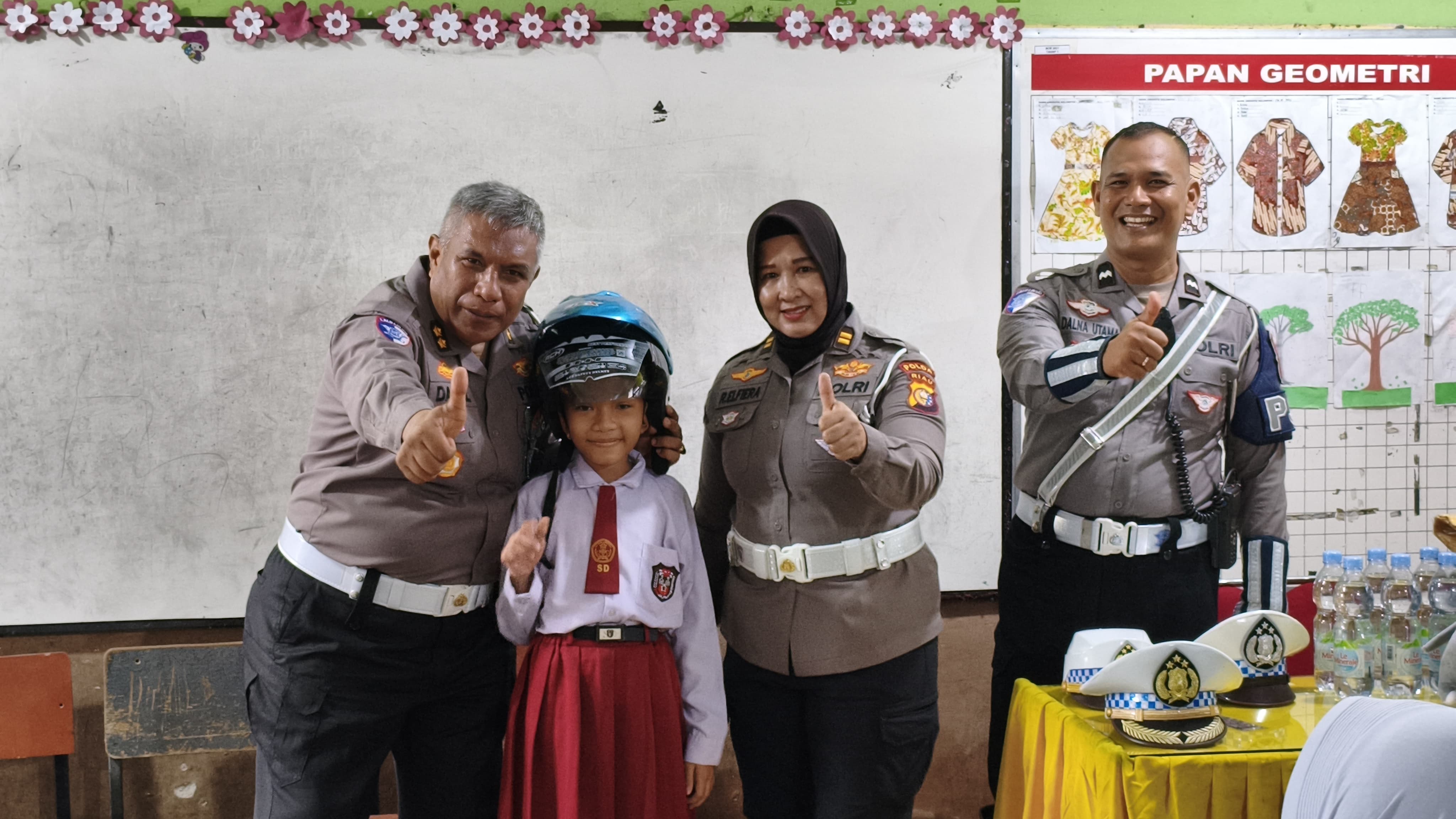 Membangun Budaya Tertib Berlalu Lintas Dan Cinta Lingkungan, Ditlantas Polda Riau Edukasi Generasi Bangsa Di SDN 42 Pekanbaru