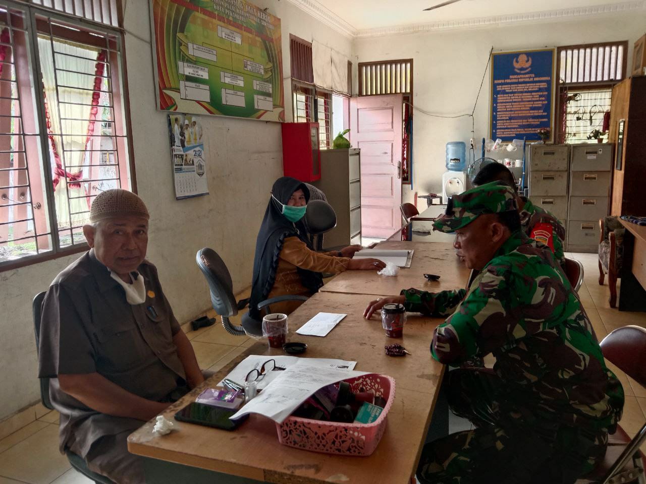 Babinsa Kodim 0301/PBR Bersama Lurah Pulau Karomah Laksanakan Komsos