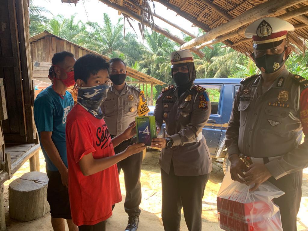 Terima Bantuan Dari Kapolres Siak, Kini Kharisma Bisa Belajar Secara Online