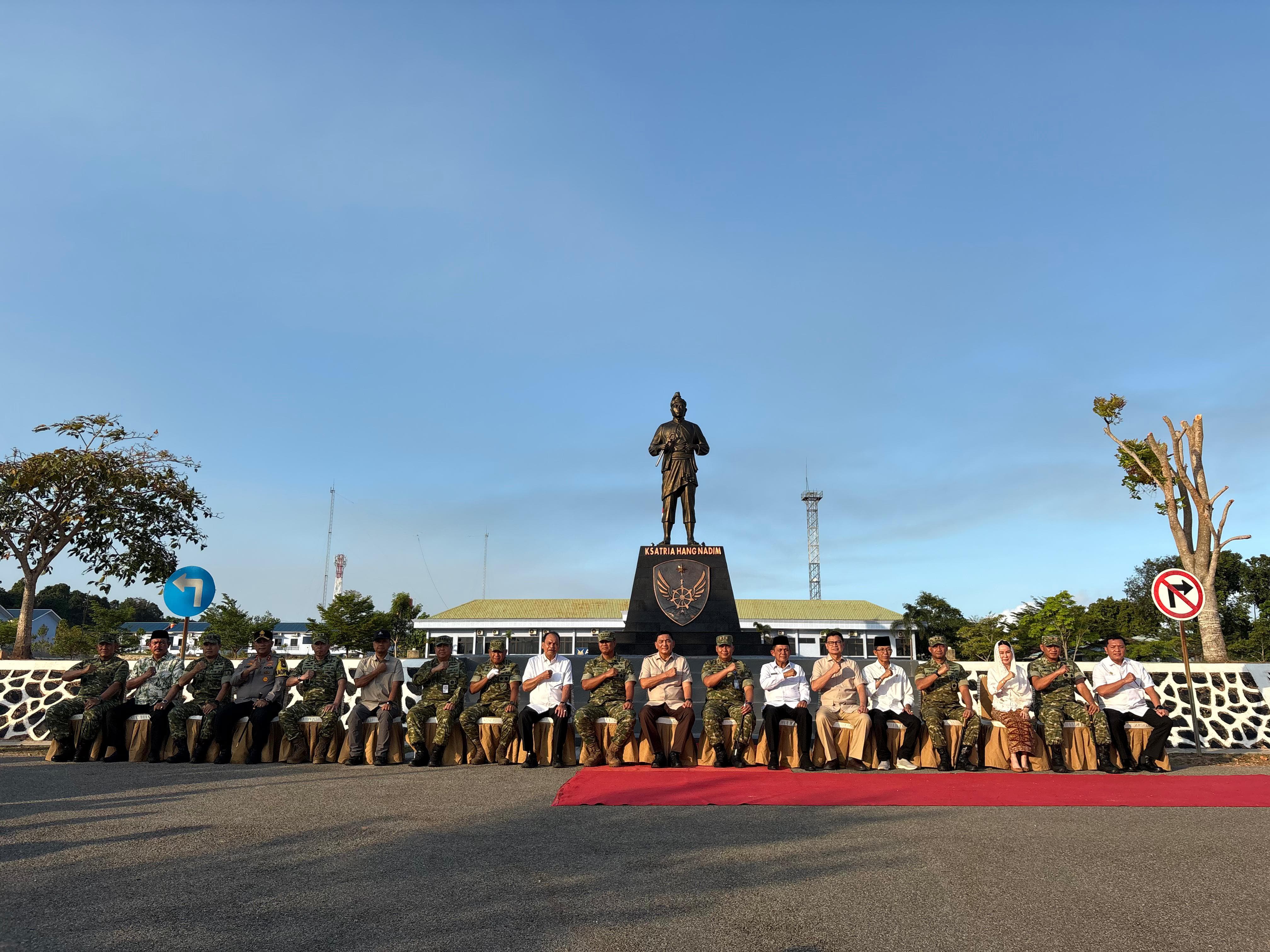 Pangkodau I Dampingi Menhan RI Resmikan Masjid Bintang Amin Angkasa Lanud Hnm