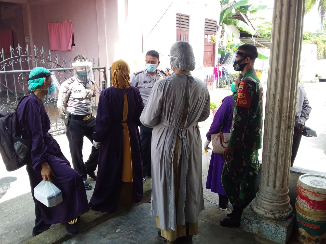 Personil Babinsa Kodim 0301/PBR Bersama Anggota Bhabinkamtibmas Didampingi Tim Puskesmas Lakukan Test Tracing Terhadap Warga Yang Terpapar Covid-19 di Kelurahan Kota Tinggi