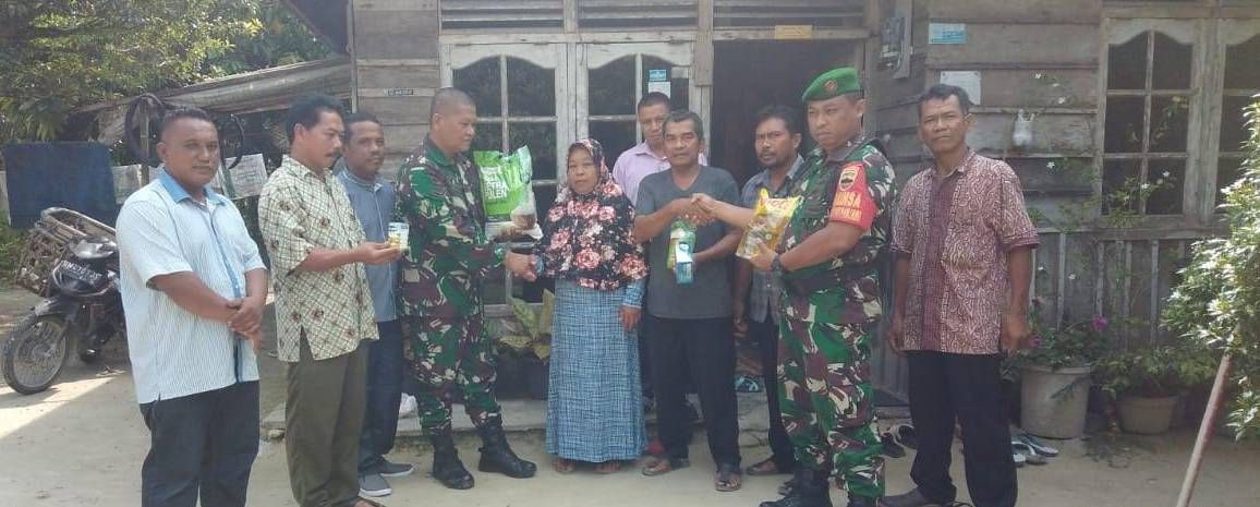 Babinsa Koramil 01/Rumbai Kodim 0301/Pekanbaru, Memberi Bantuan kepada Warga Kurang Mampu