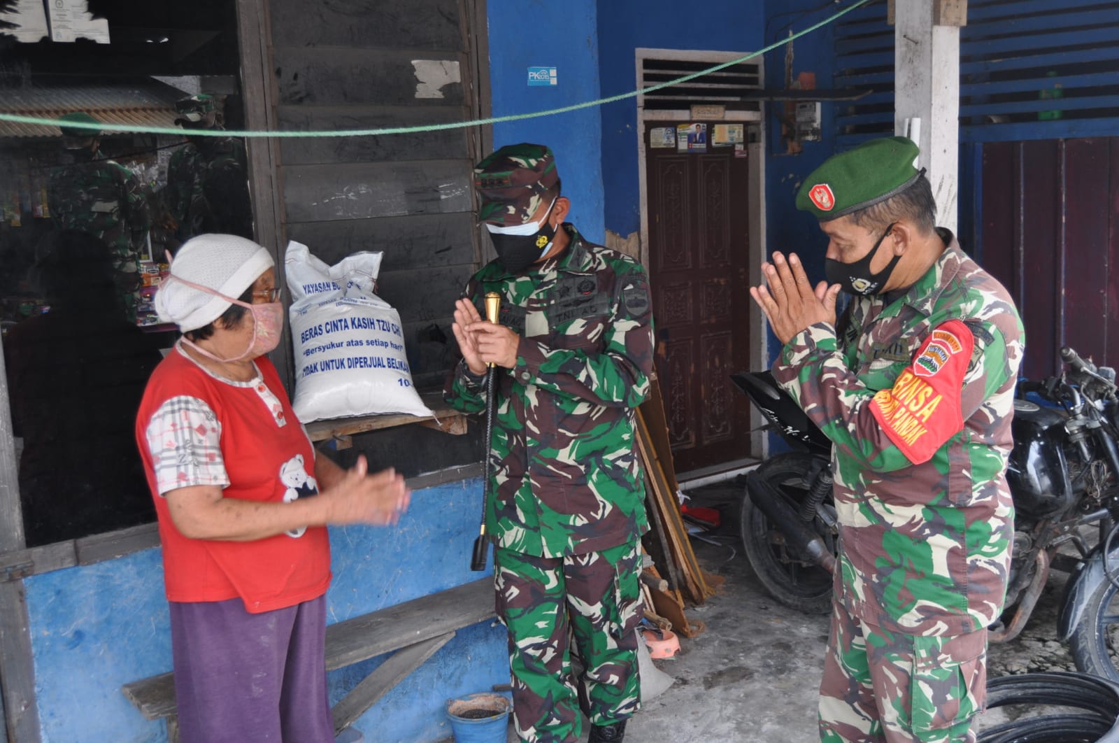 Wujud Kepedulian, Dandim 0301/PBR Turun Langsung Salurkan Bansos Beras Kepada Warga Terdampak Covid-19