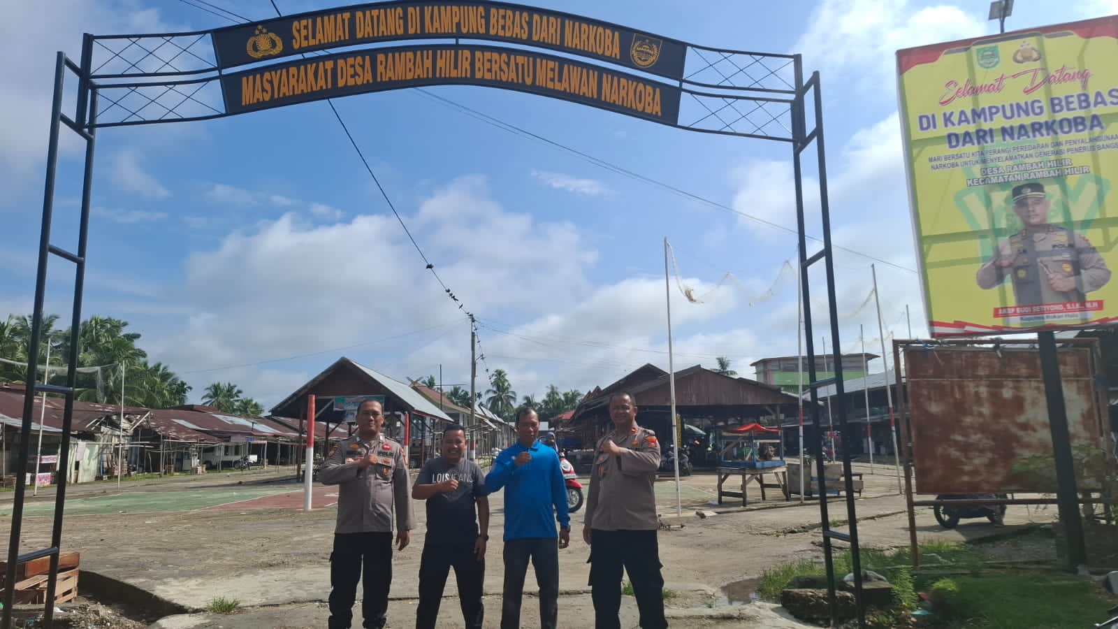 Kapolsek Ipda Jones Cek Persiapan Peresmian Kampung Bebas Narkoba Di Desa Rambah Hilir Kabupaten Rohul