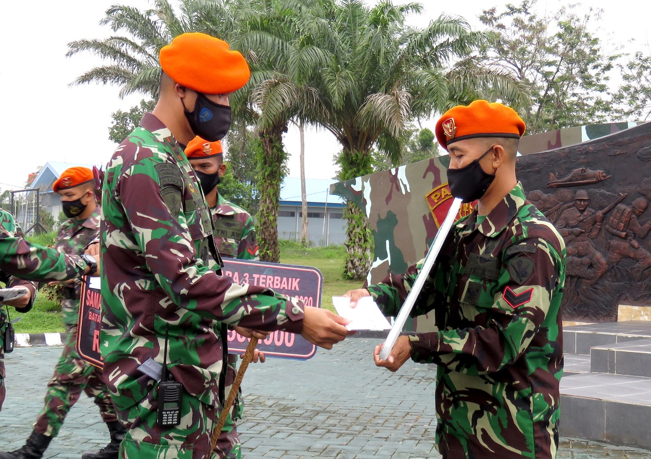 Danyonko 462 Paskhas Berikan Penghargaan Peraih Nilai Tertinggi Kesemaptaan Jasmani