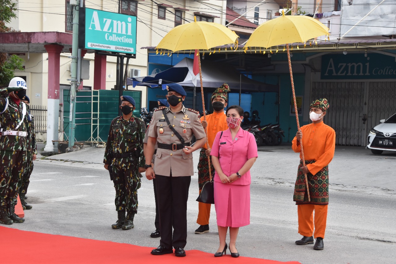 Penyambutan Dansat Brimob Polda Riau Yang Baru Dengan Tradisi Adat Melayu