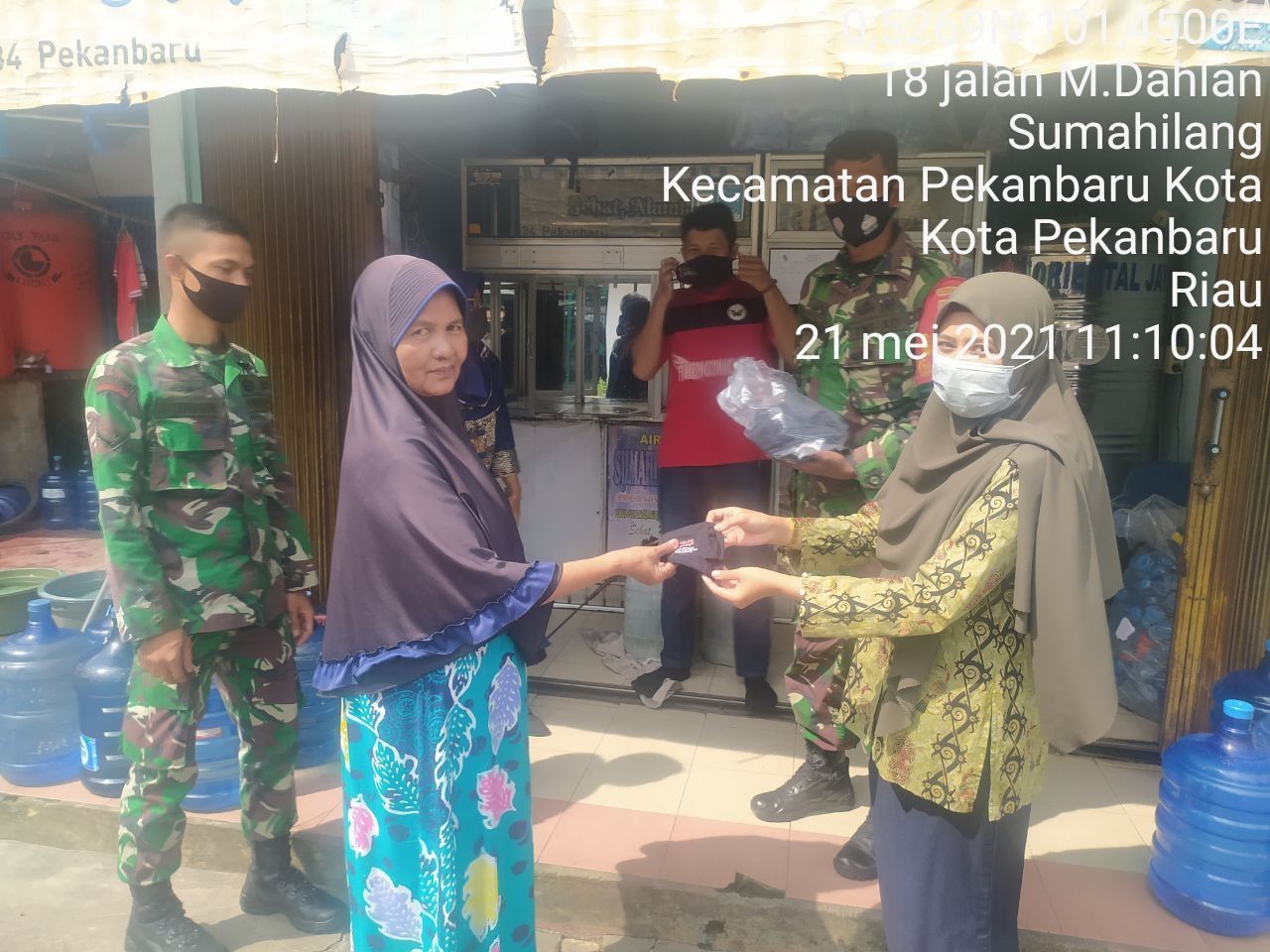 Guna Memutuskan Penyebaran Covid-19, Personil Babinsa Kodim 0301/PBR Bersama Kelurahan Sumahilang Lakukan Sosialisasi dan Imbauan Serta Bagikan Masker Kepada Masyarakat