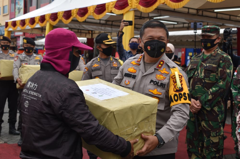 Kapolda Riau Bagikan 630.000 Masker Kepada Masyarakat