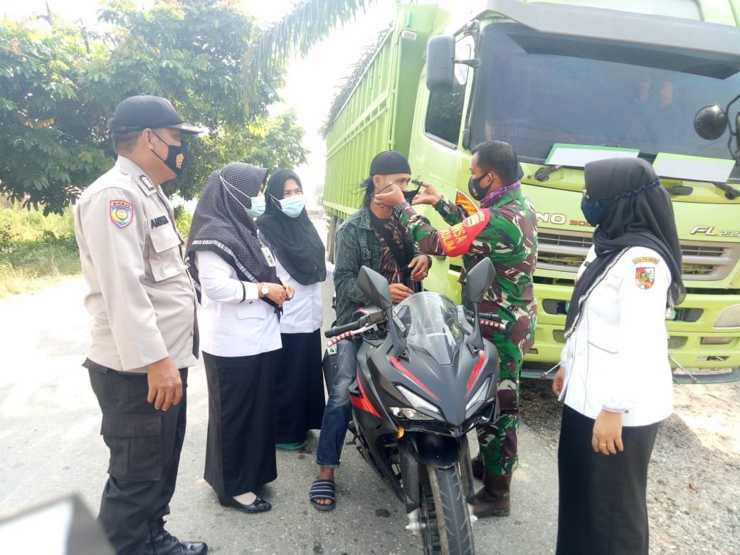 Babinsa Kodim 0301/PBR Dan Tokoh Masyarakat Lurah Kulim Laksanakan Pembagian Masker dan Sosialisasi Prokes di Depan Kantor Lurah Kulim