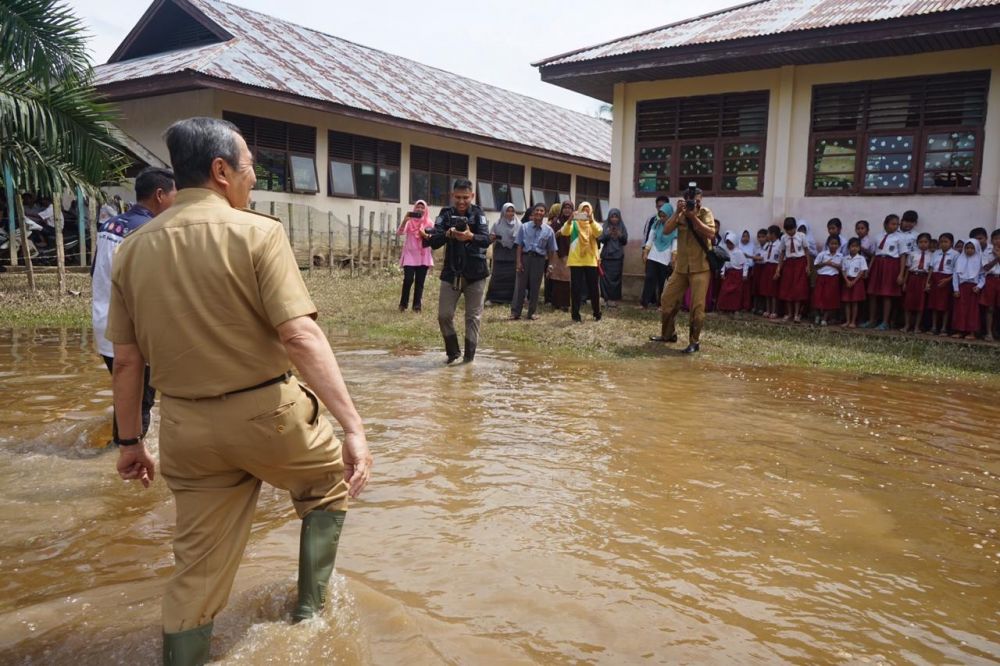Gubernur Riau Meninjau Lokasi Banjir di Kabupaten Kuansing