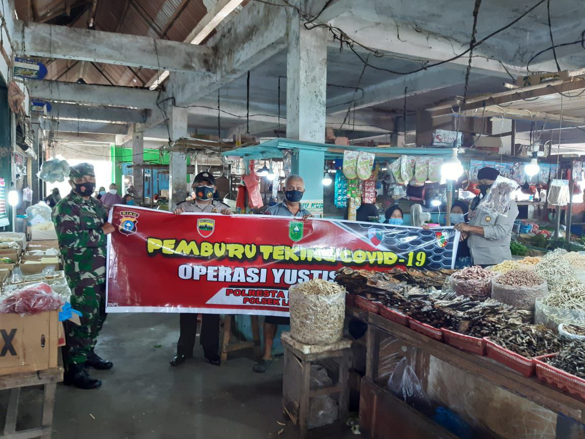 Babinsa Kodim 0301/PBR Bersama Polsek 50 Gelar Operasi Yustisi di Pasar Tradisional