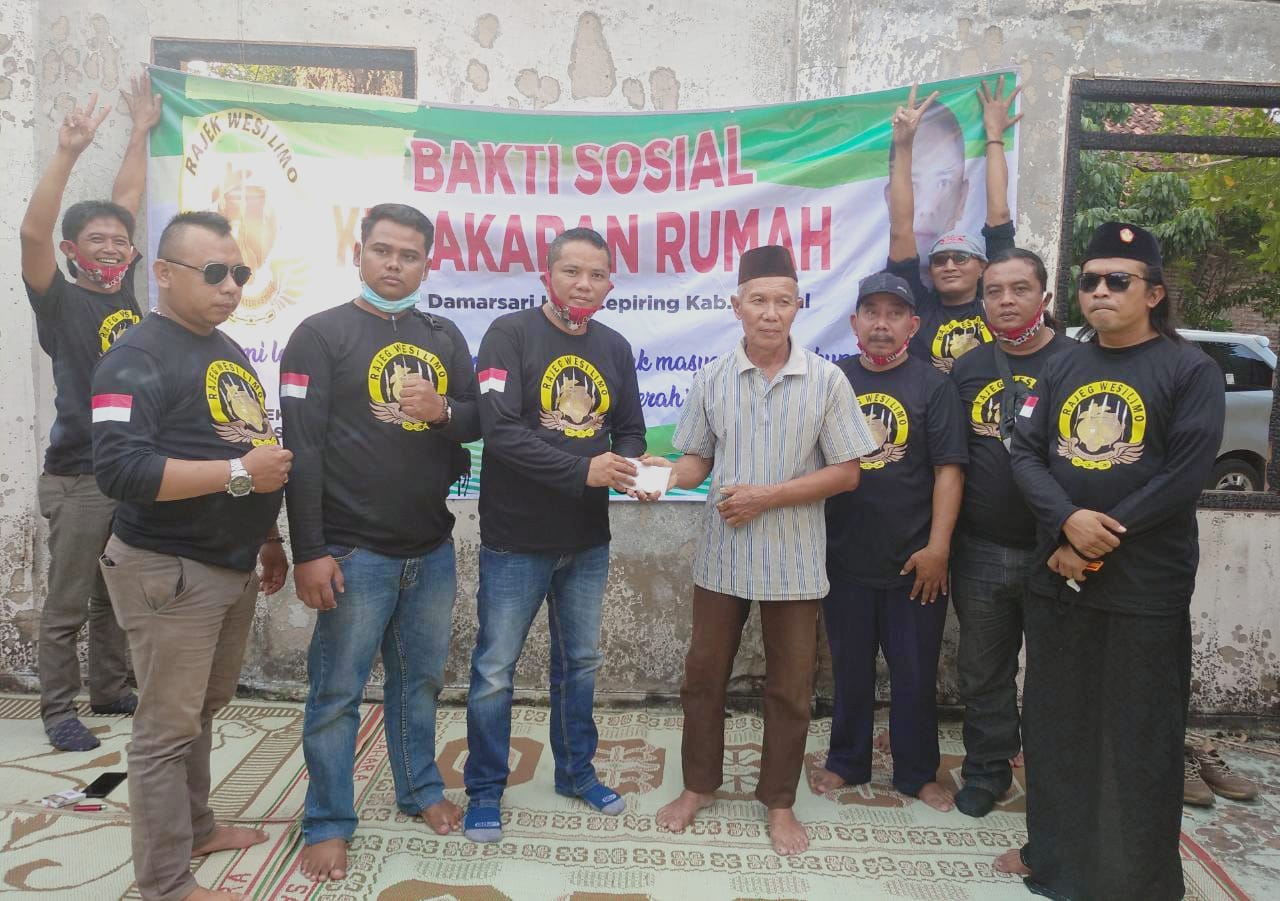 Ormas Rajekwesi Limo Kendal Salurkan Donasi Musibah Rumah Kebakaran Di Desa Damarsari
