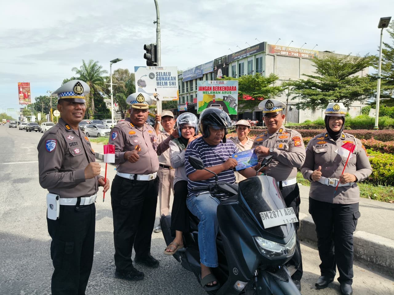Polantas Karib Hadir Di Tengah Hiruk Pikuk Kota Pekanbaru, Ditlantas Polda Riau Kobarkan Semangat Keselamatan, Nasionalisme Dan Green Policing Jelang HUT RI Ke-81