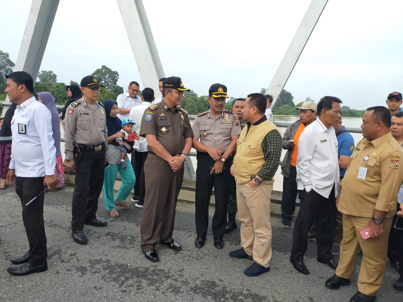 Personel Polres Kampar dan Polair Polda Riau Bantu Warga Terdampak Banjir di Kecamatan Gunung Sahilan