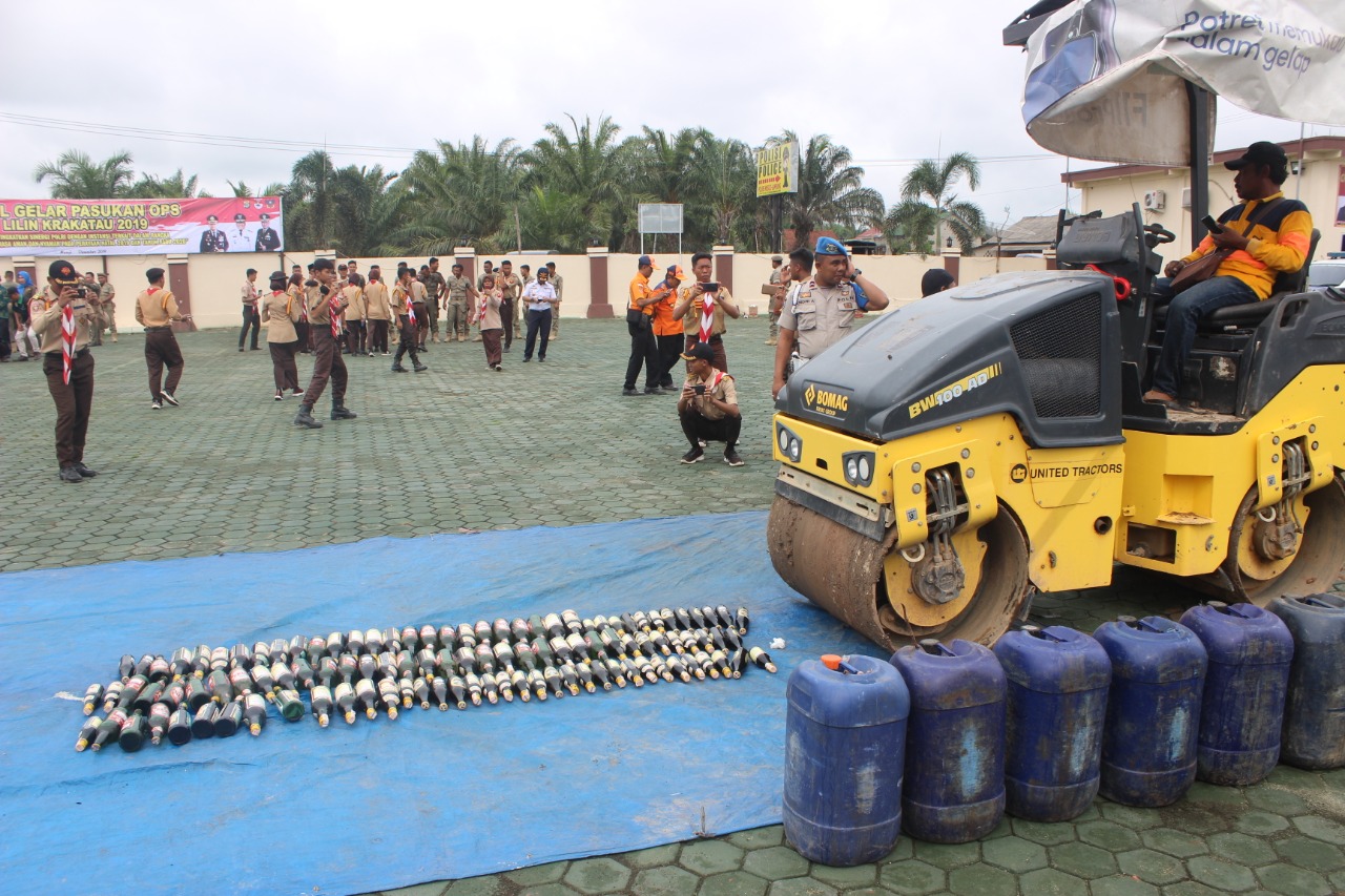 Polres Mesuji Laksanakan Pemusnahan Ratusan Botol Miras Dari Hasil Operasi Cempaka