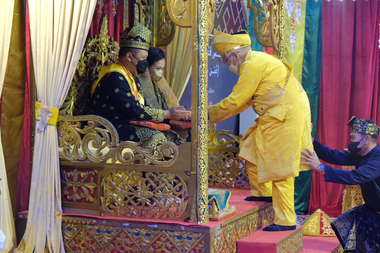 Melalui Prosesi Sakral, Kapolda Irjen Pol Agung Setya Imam Effendi Terima Penghargaan Ingatan Budi Dari Lembaga Adat Melayu Riau 