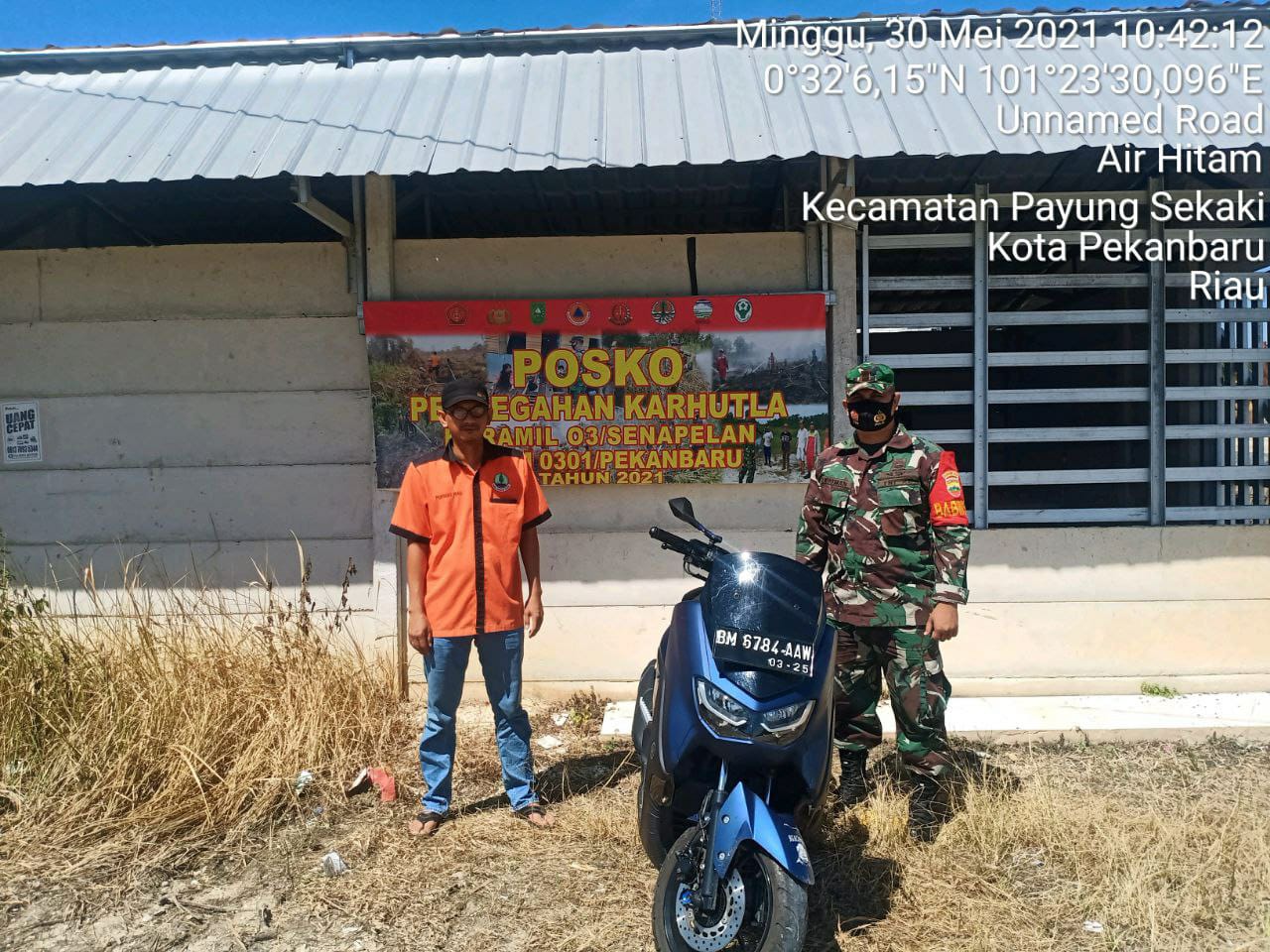 Babinsa Kodim 0301/PBR Bersama MPA Laksanakan Patroli dan Sosialisasi Cegah Karhutla di Kelurahan Tirta Siak