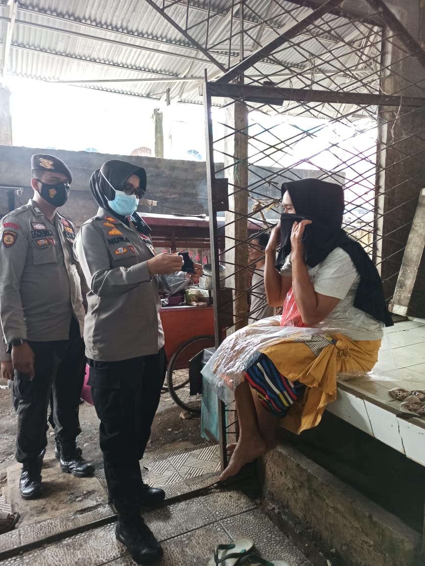 Polsek Bukit Raya Bagikan Masker Gratis dan Himbau Pedagang dan Pengunjung Terapkan Protkes di Pasar Pagi Dupa