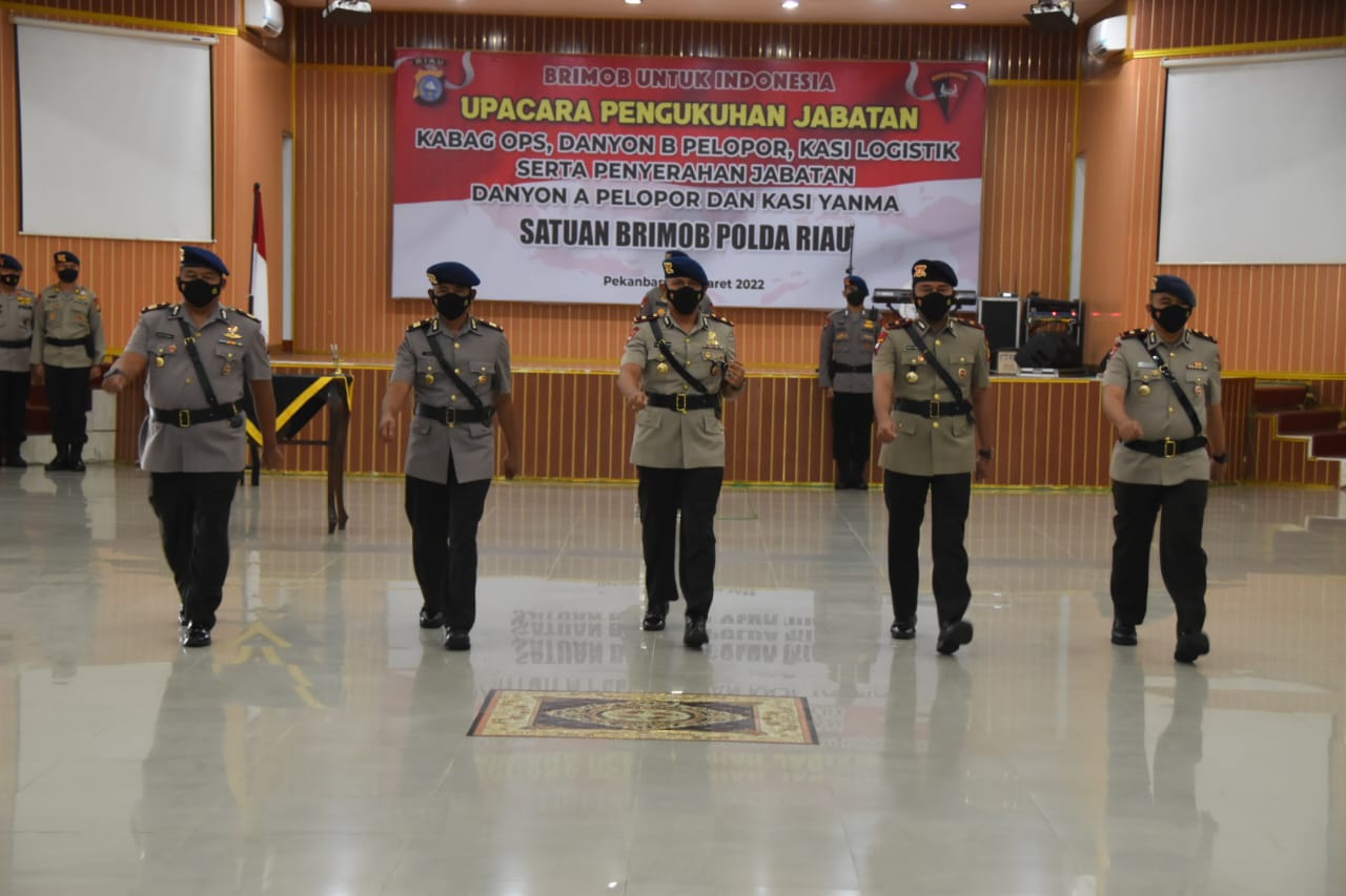 Pengukuhan Jabatan Kabag Ops, Danyon B, Kasi Log Serta Penyerahan Jabatan Danyon A Dan Kasi Yanma Satuan Brimob Polda Riau