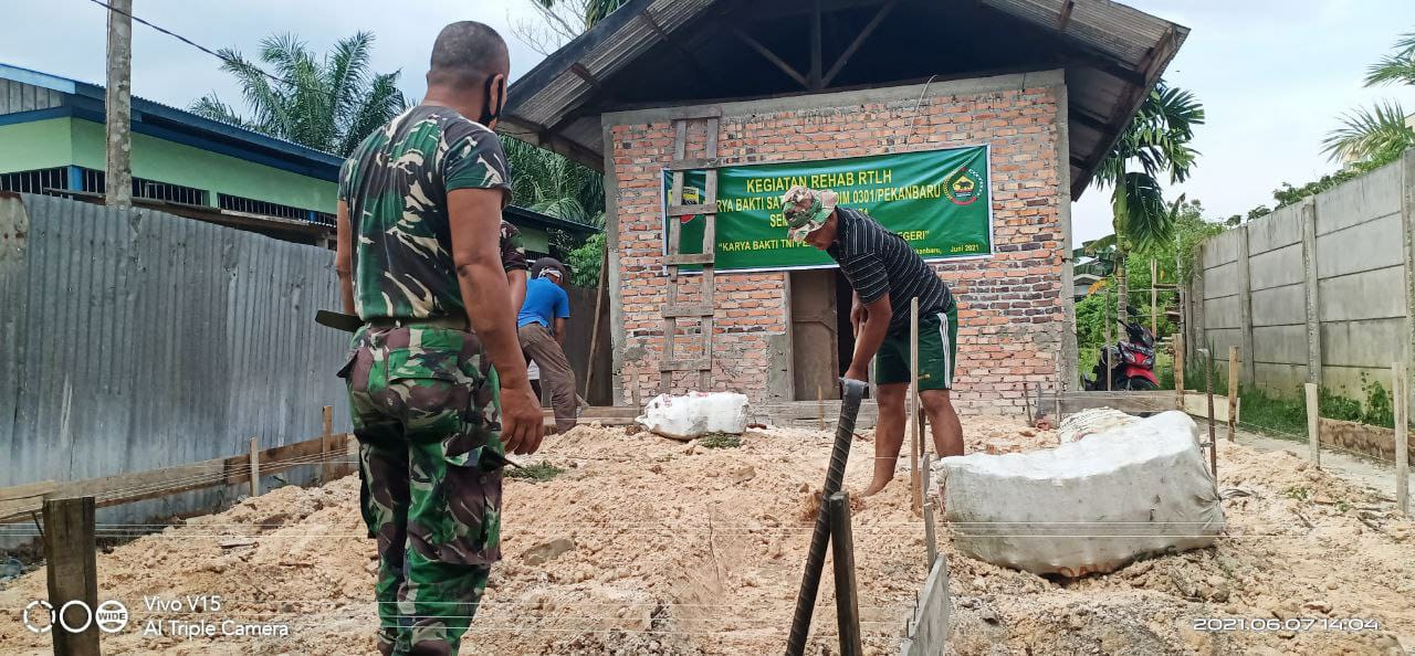Personil Kodim 0301/PBR Laksanakan Karya Bakti Progam RTLH Semester I TA 2021 di Kelurahan Tampan