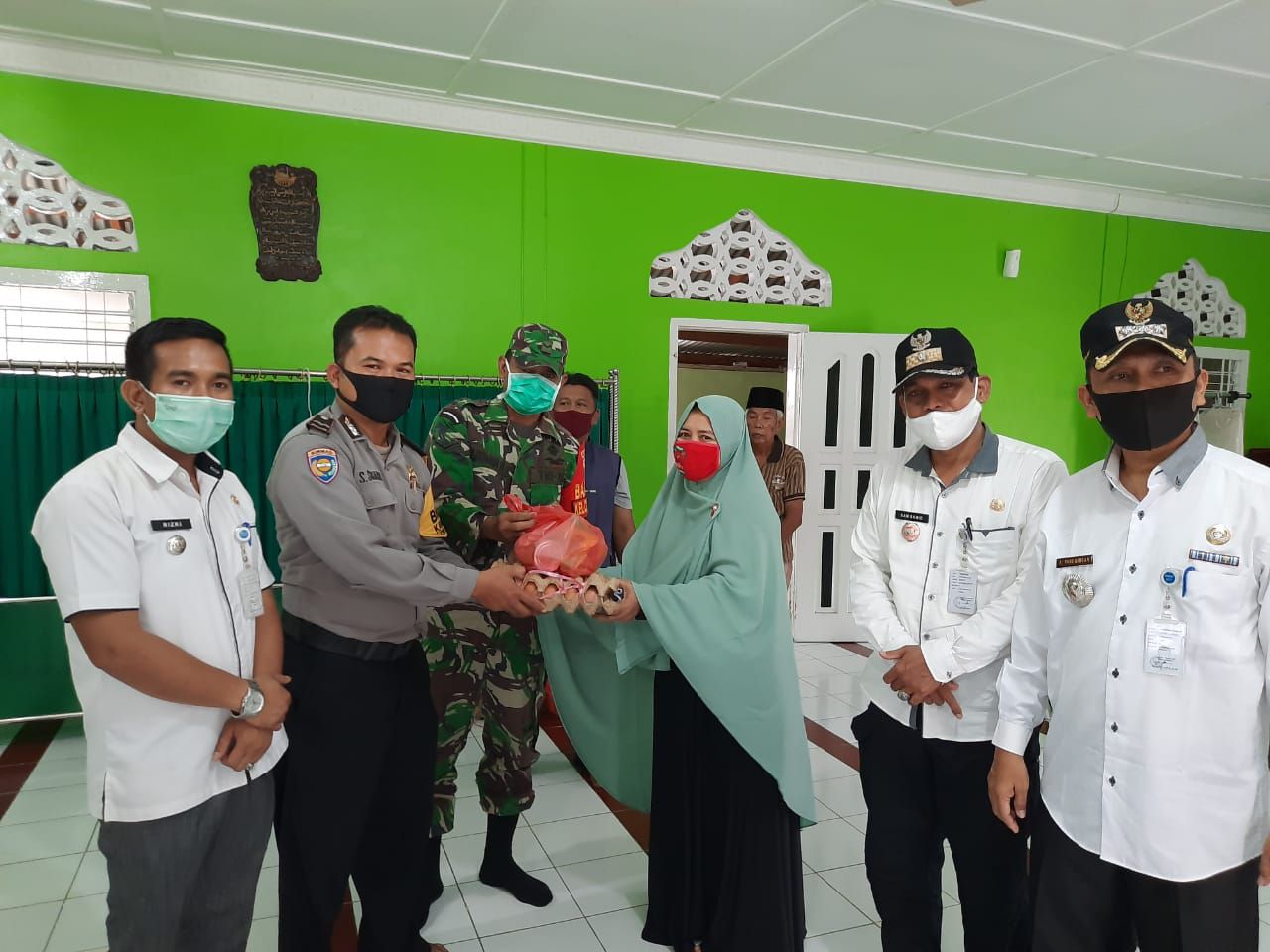Babinsa Kodim 0301/Pekanbaru Bersama Camat Sail Hadiri Penyerahan Sembako di Musholla Maqbulullah