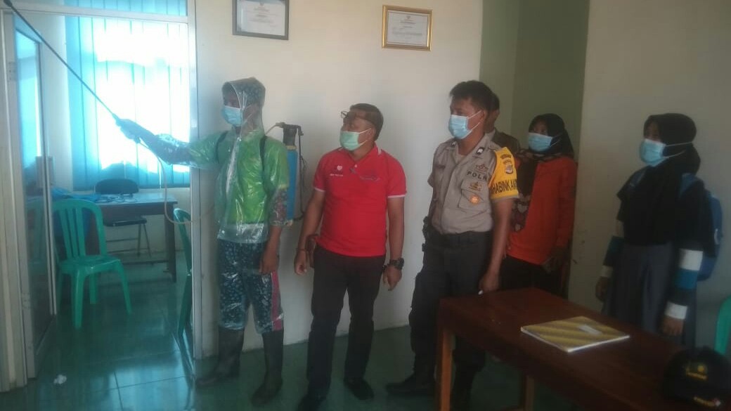 Pencegahan Covid-19, Perangkat Desa Sido Mulyo Lakukan Penyemprotan di Lokasi Fasilitas Umum