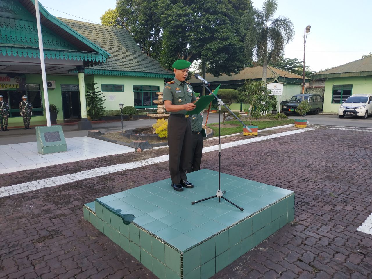 Dandim 0301/Pekanbaru Menjadi Inspektur Upacara Bendera di Makodim 0301/Pekanbaru