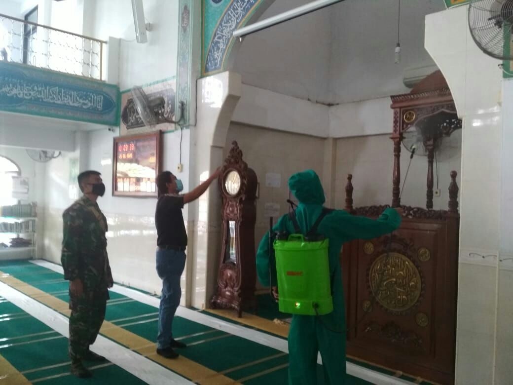Cegah Penyebaran Covid-19, Babinsa Kodim 0301/PBR Bersama Tim Relawan UNRI Laksanakan Penyemprotkan Disinfektan Di Masjid Paripurna Nurul Huda