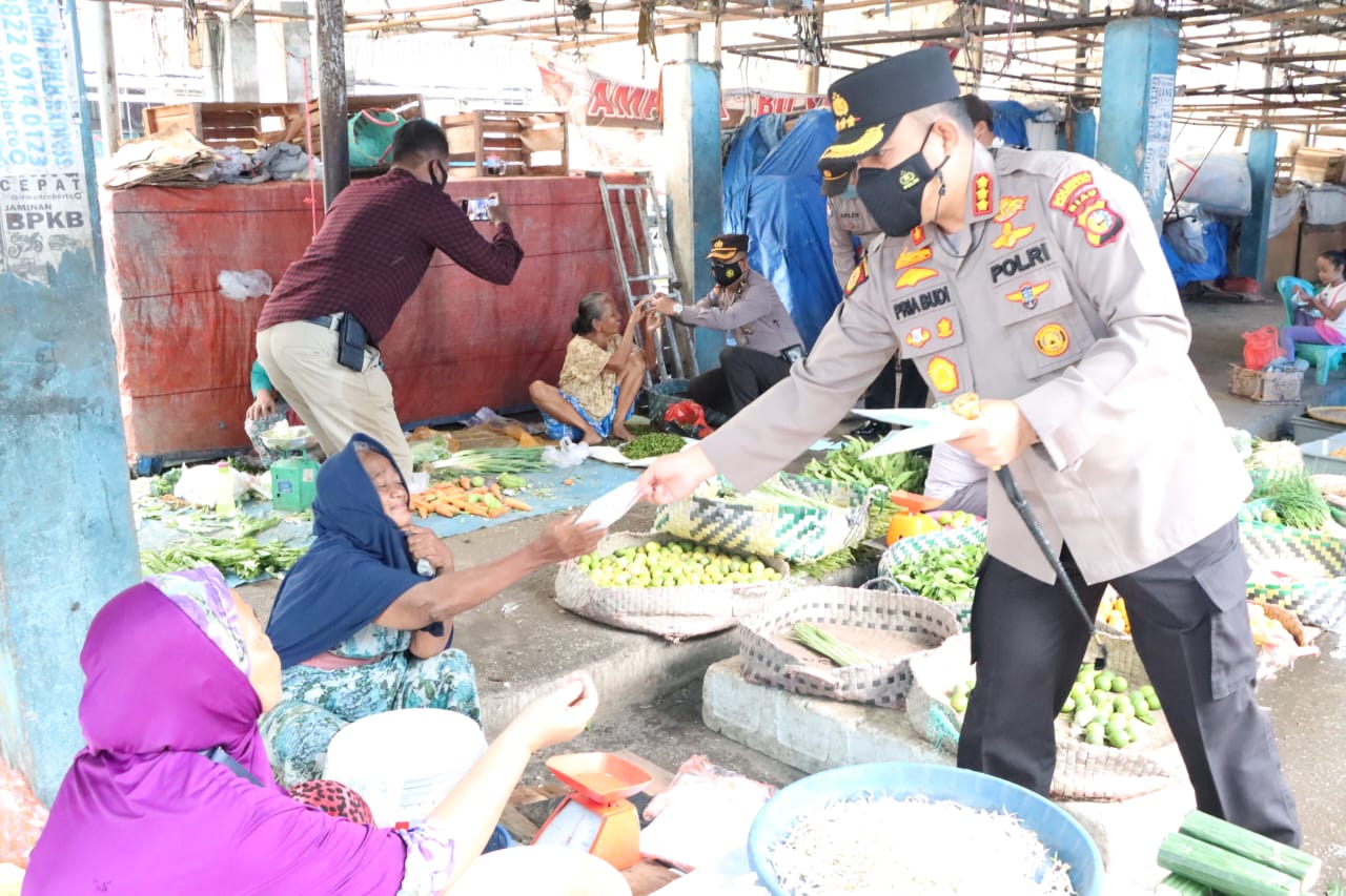 Upaya Cegah Penyebaran Mata Rantai Covid-19 Varian Omicron, Kapolresta Pekanbaru Kembali Bagikan Masker
