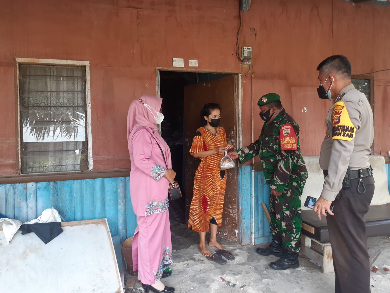 Personil Babinsa Kodim 0301/PBR dan Polri Serta Ketua RT Bagikan Nasi Bungkus Kepada Warga Yang Terdampak PPKM di Kelurahan Umban Sari