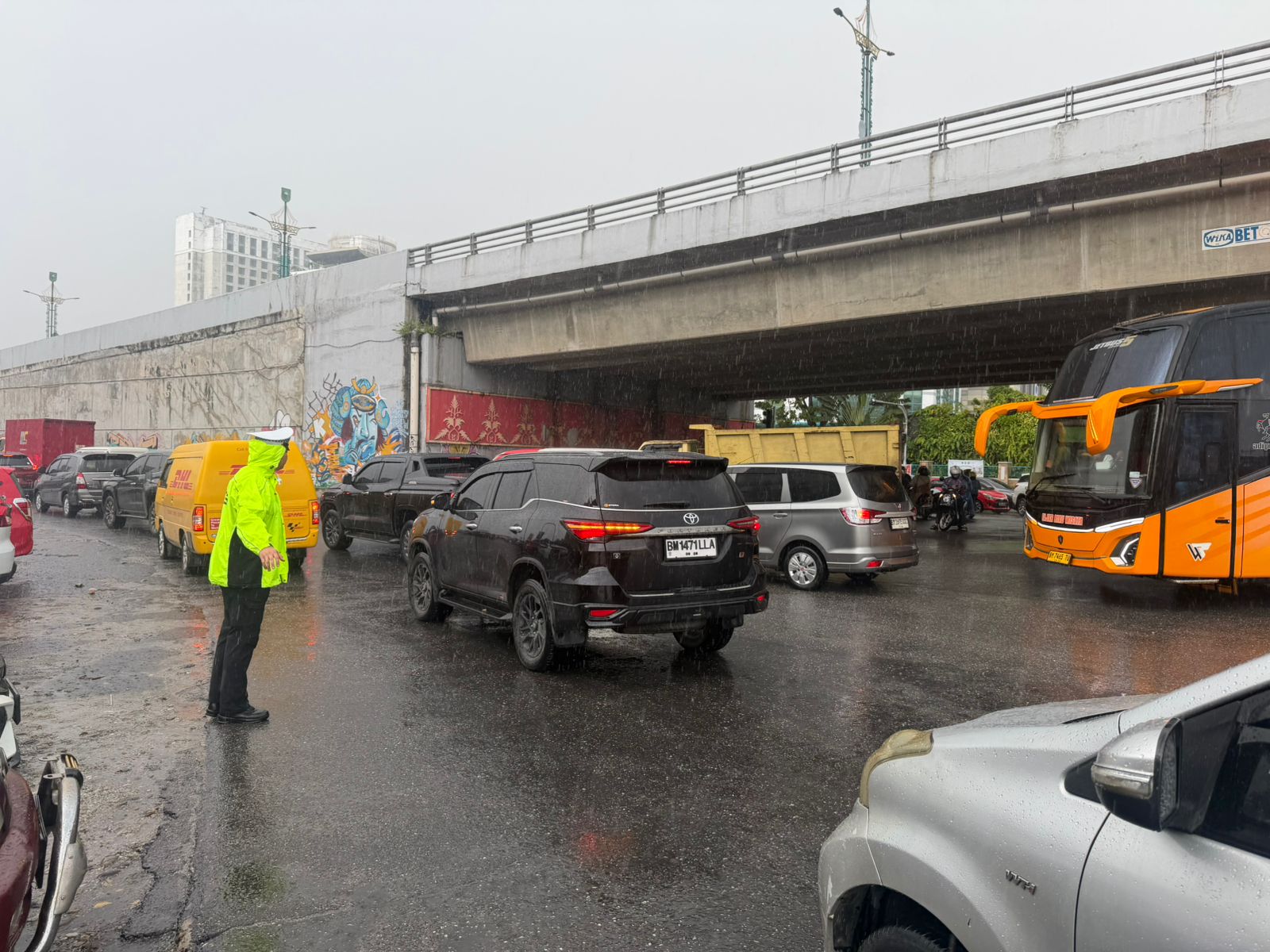 Diguyur Hujan, Personel Ditlantas Polda Riau Dan Satlantas Polresta Pekanbaru Tetap Fokus Urai Kemacetan