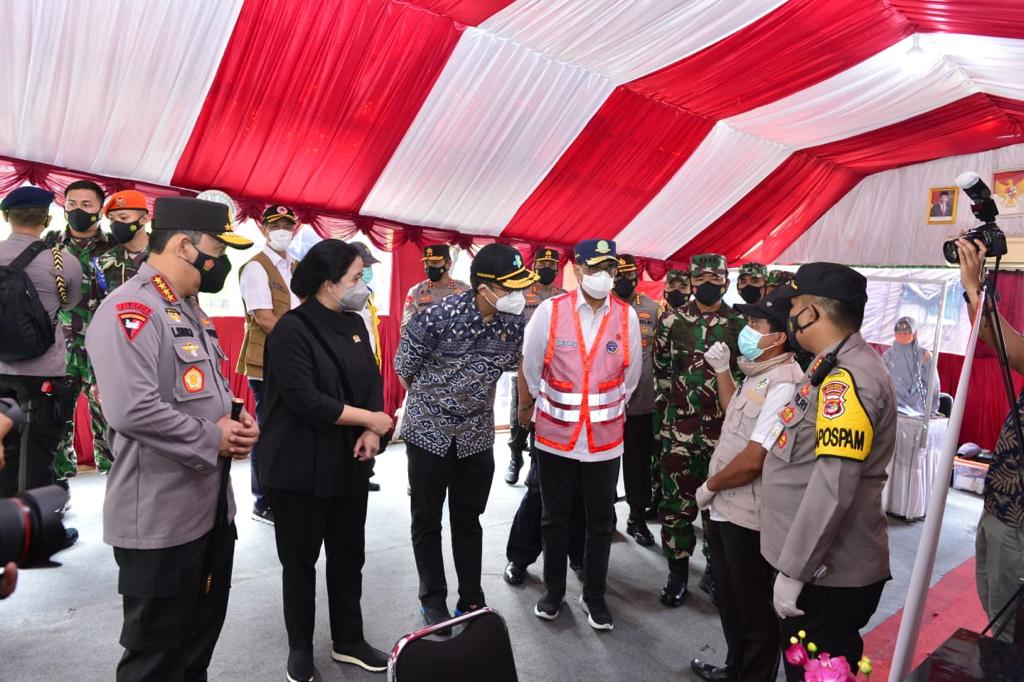Bersama Ketua DPR RI dan Panglima TNI, Kapolri Tinjau Posko Penyekatan Check Point Pelabuhan Bakauheni
