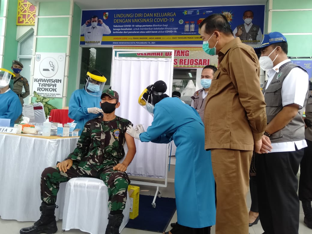 Pasi Ops Kodim 0301/PBR Ikut Penyuntikkan Vaksinisasi Covid-19 di Puskesmas Rejosari