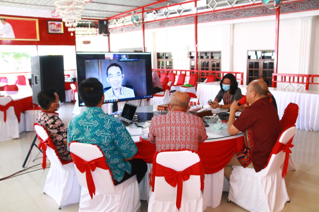 Bupati Taput Nikson Nababan Pada Acara, 'Bincang Bersama Alumni'