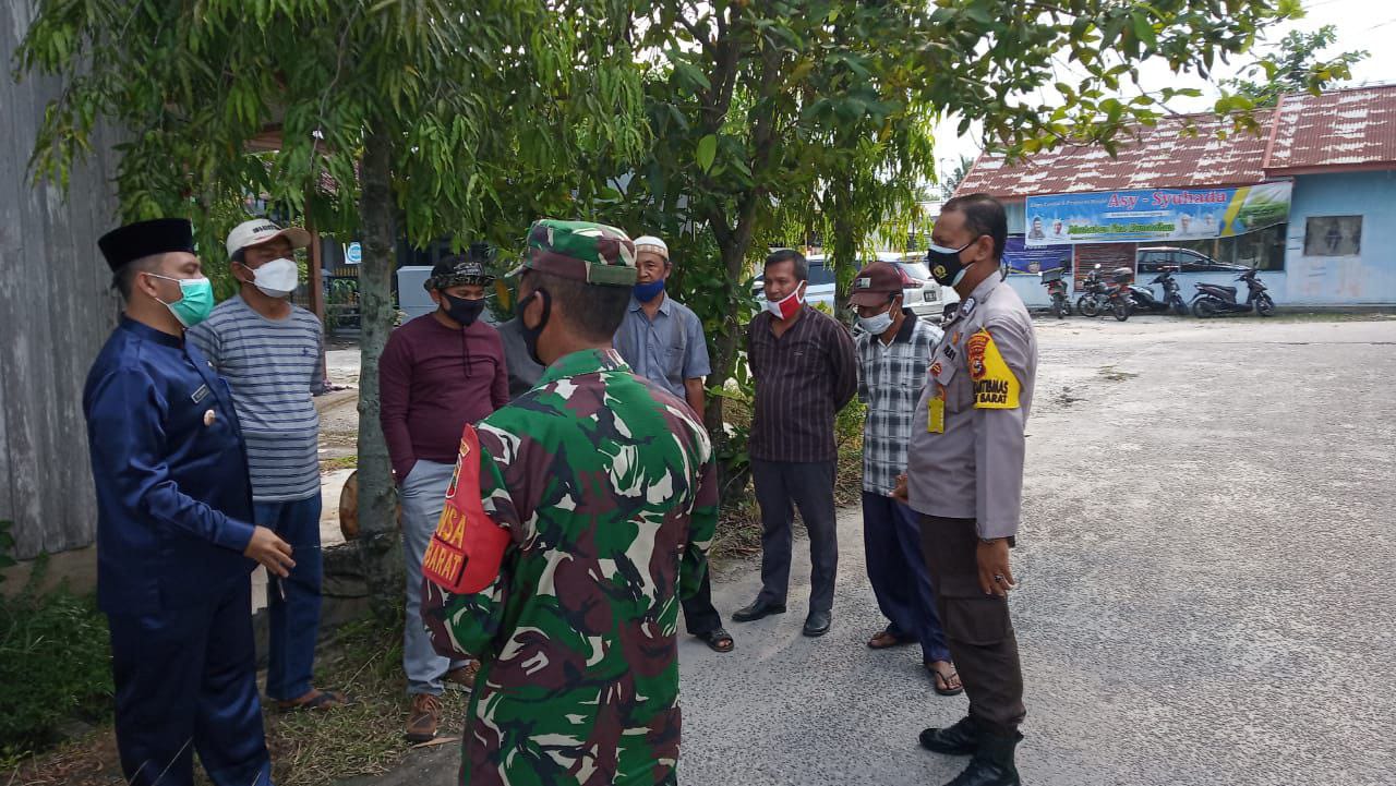 Babinsa Kodim 0301/PBR Bersama Tiga Pilar Laksanakan Monitoring Posko PPKM Berskala Mikro dan Bagikan Masker di Kelurahan Sidomulyo Barat