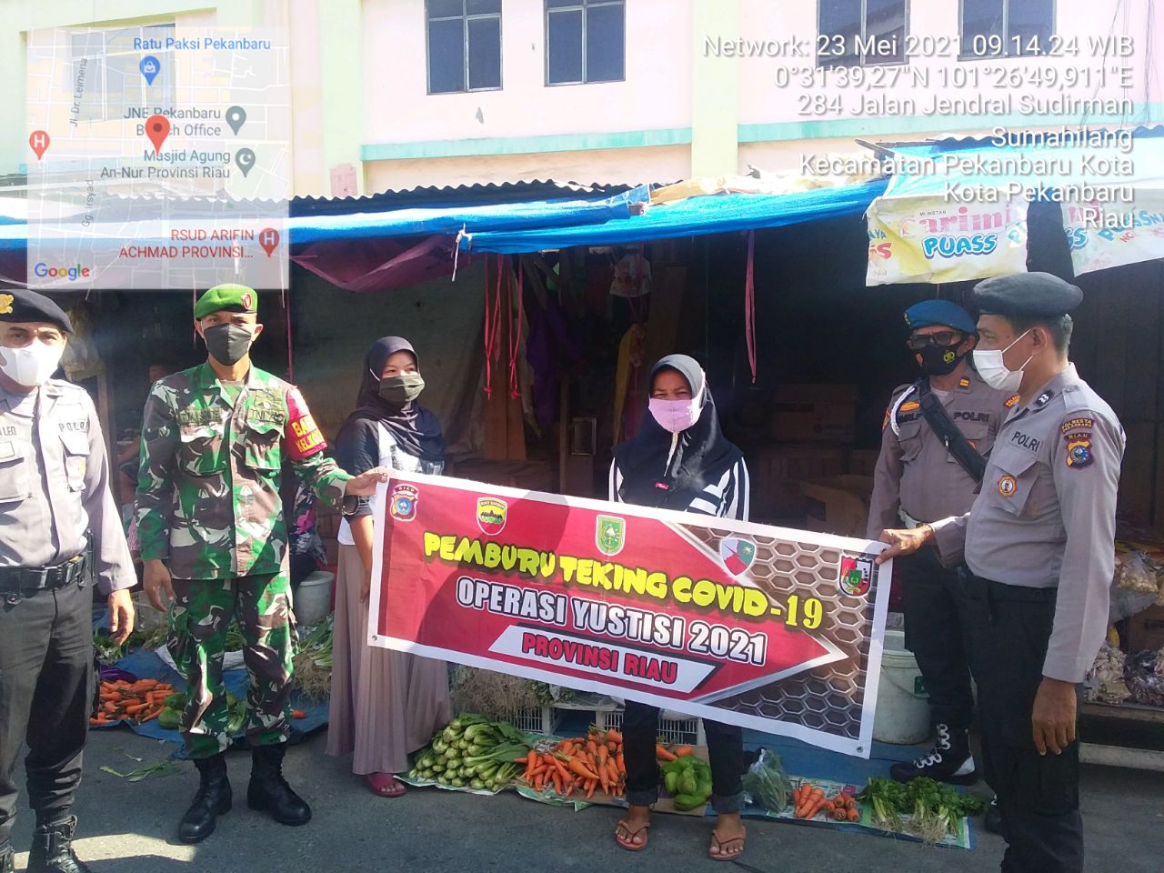 Babinsa Kodim 0301/PBR Laksanakan Patroli Pemberlakuan PPKM Berskala Mikro Bersama Personil Polri di Kelurahan Sukaramai