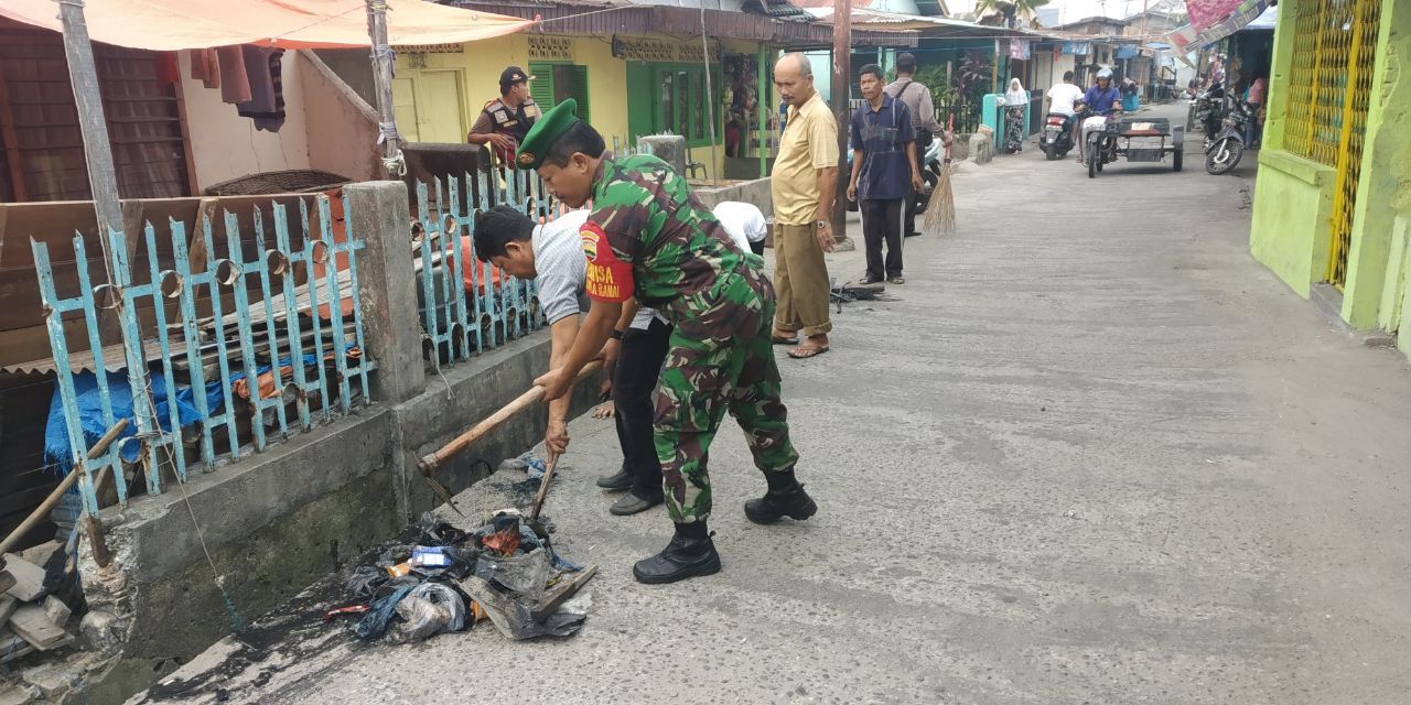 Babinsa Kodim 0301/Pekanbaru Bersama Warga Laksanakan Gotong Royong Bersihkan Parit di Jalan Sudirman