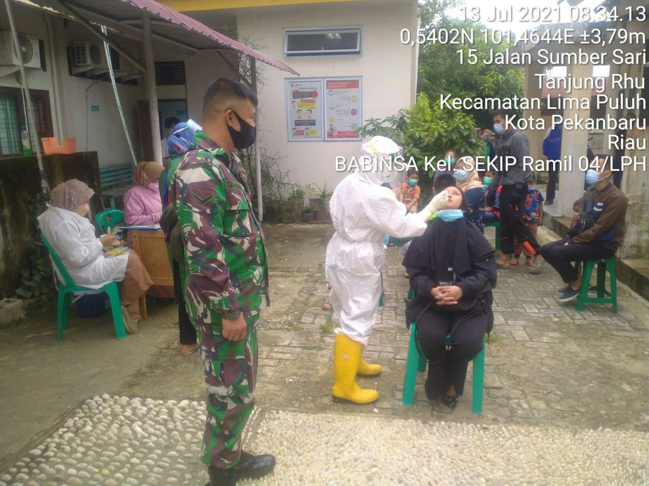 Babinsa Kodim 0301/PBR Lakukan Pengawasan Pelaksanaan Swab Test Covid-19 di Puskesmas Limapuluh
