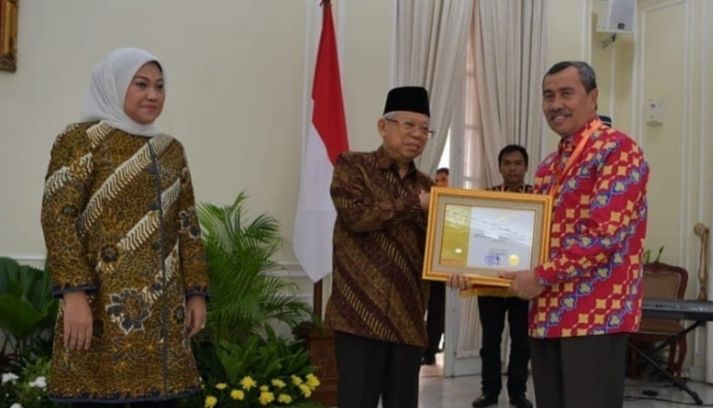 Gubernur Riau Menerima Penghargaan Piagam Paramakarya 2019 Dari Wakil Presiden RI