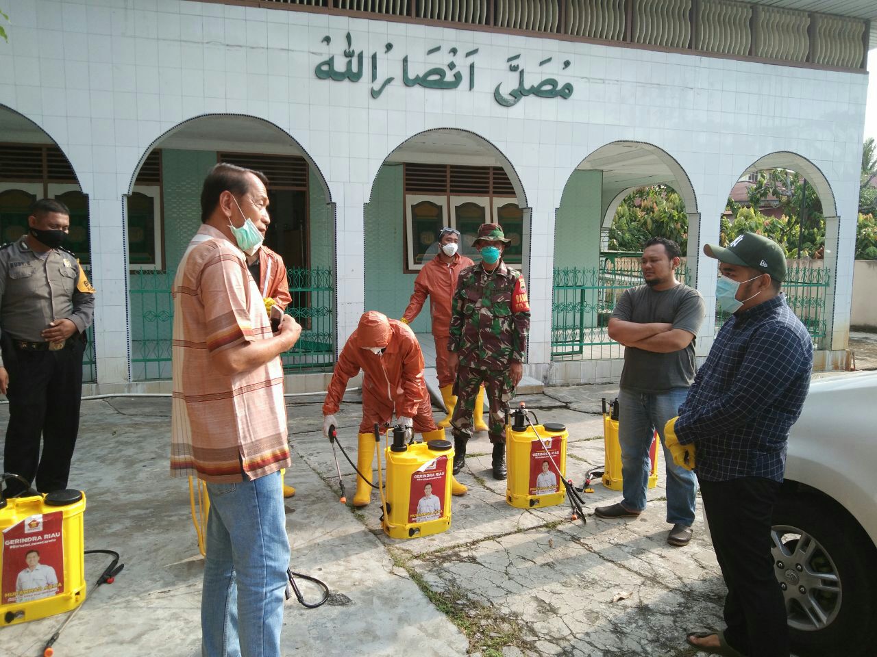 Babinsa Kodim 0301/Pekanbaru Bersama Stakeholder Dan Elemen Masyarakat Melaksanakan Penyemprotan Disinfektan di Masjid Asrullah