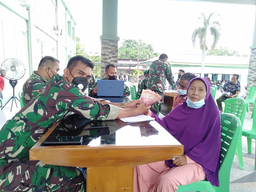 Personil Kodim 0301/PBR Beri Kecerian Pada Warga Pekanbaru Penerima BTPKLW