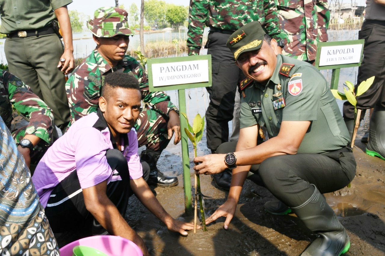 Ribuan Masyarakat Batang Antusias Sambut Bhakti Sosial Kodam IV Diponegoro