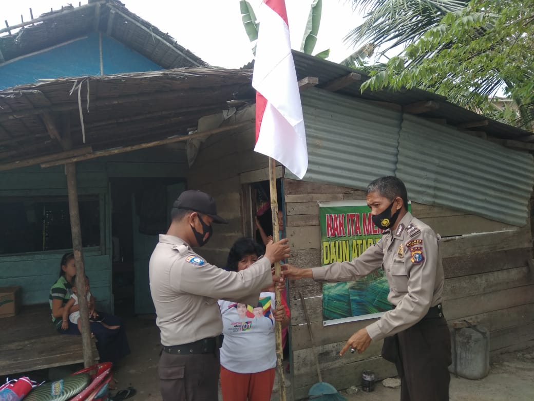 Jelang Hari Kemerdekaan RI Ke-75, Polsek Bukit Kapur Polres Dumai Ajak Masyarakat Kibarkan Bendera Merah Putih