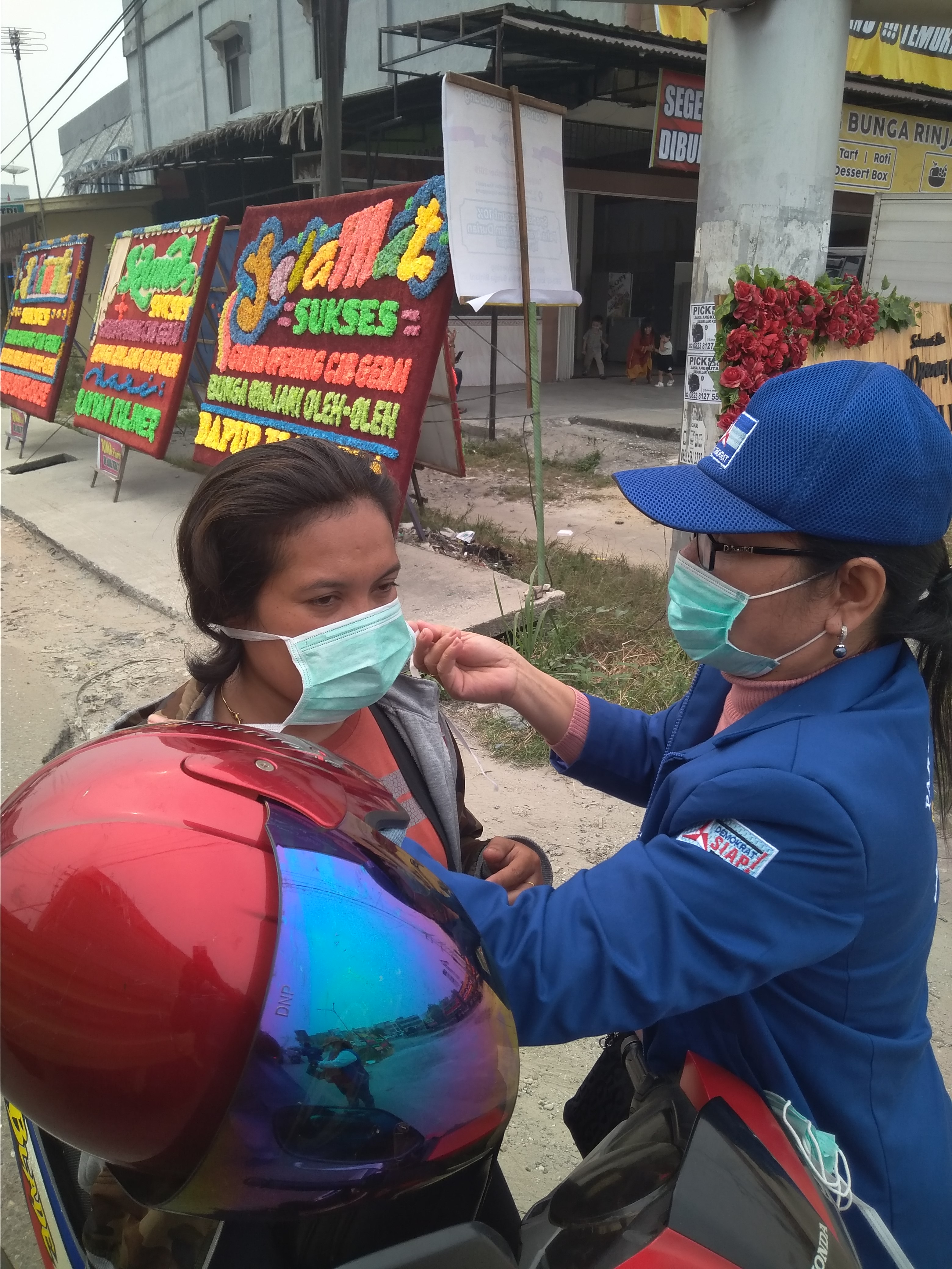 Anggota DPRD Kota Pekanbaru  Jepta Sitohang Laksanakan Bagi - Bagi Masker Untuk Warga Kecamatan Payung Sekaki