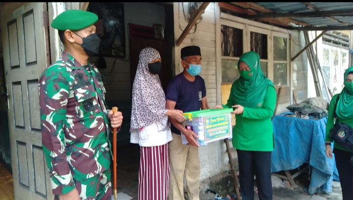 Wujud Kepedulian Bantu Warga Ditengah Pandemi Covid-19, Dandim 0301/PBR Bersama Ketua Persit Kartika Chandra Kirana Cab L Dim Laksanakan Jumat Berkah Kodim 0301/PBR