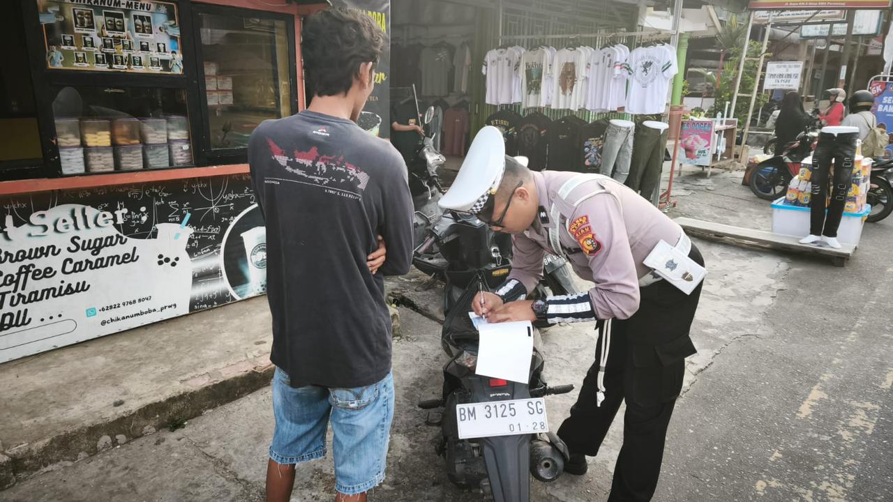 Satgas Gakkum Polres Siak Tindak Pelanggar Lalu Lintas Di Perawang, Dukung Kelancaran Operasi Patuh LK 2025