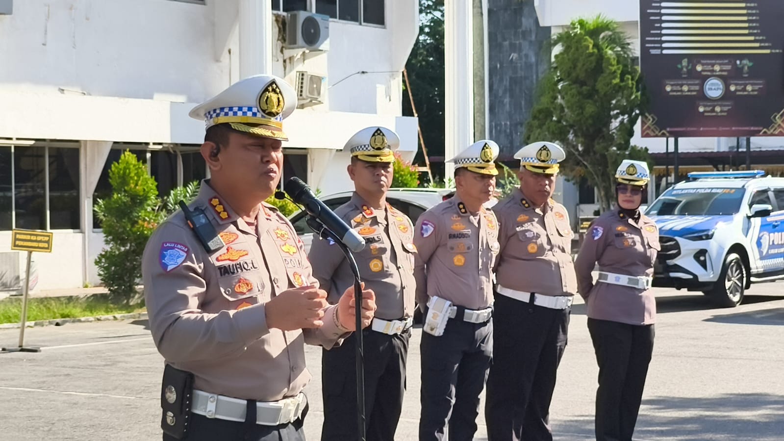 Menjawab Harapan Masyarakat, Ditlantas Polda Riau Libatkan Personel Ditsamapta Untuk Patroli Dan Penguraian Kemacetan Di Kota Pekanbaru