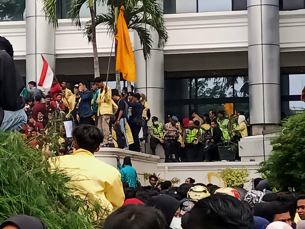Ribuan Mahasiswa Duduki Gedung DPRD Propinsi Sumbar