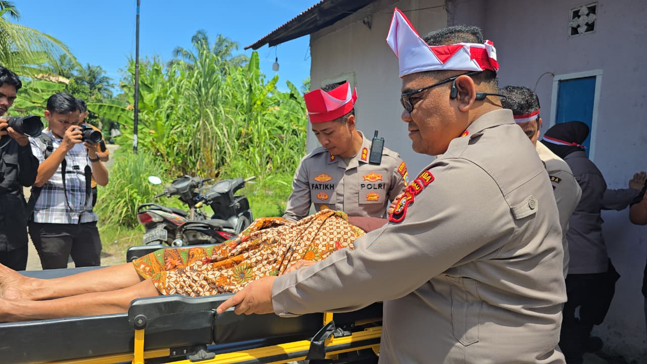 Polres Dumai Bersama Polda Riau Evakuasi Lansia Sakit Menahun Dalam Kegiatan Ekspedisi Merah Putih Presisi