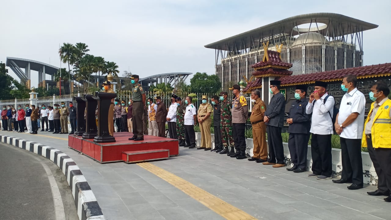 Dandim 0301/Pekanbaru Ikut Serta Kegiatan Penyemprotan Disinfektan Serentak Dalam Rangka Gerakan Bersama Memutus Penyebaran Wabah Covid-19 di Kota Pekanbaru